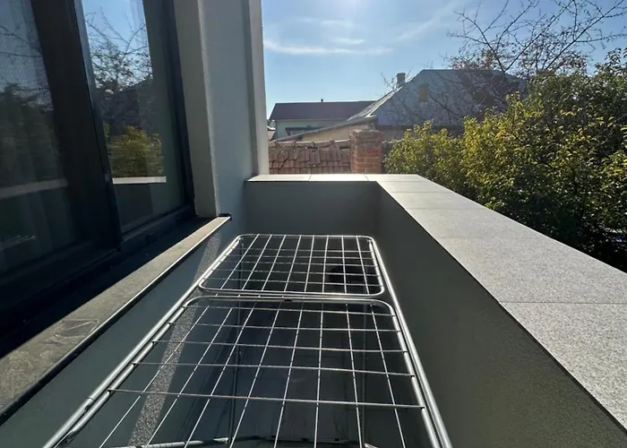 - Sunny Oasis アパート